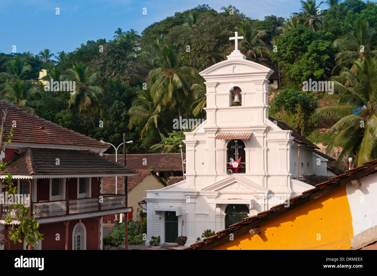 Vue sur le toit de la chapelle Saint-Sébastien Fontainhas Panjim Goa Inde Banque D'Images