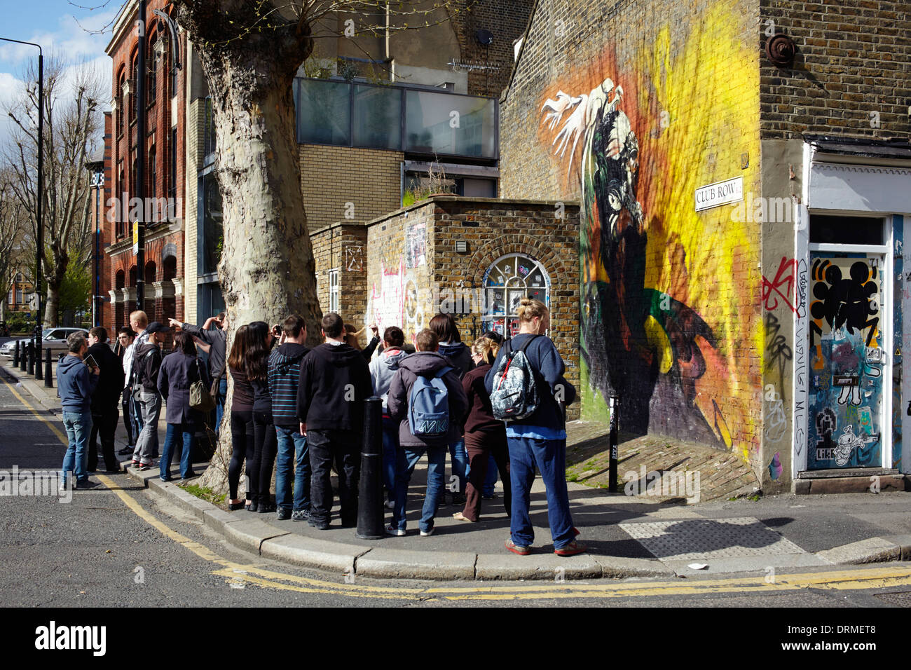 Les touristes sont guidés autour du street art à Shoreditch de Londres Banque D'Images