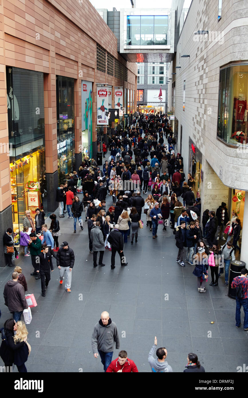 Clients dans le centre commercial Liverpool One Banque D'Images