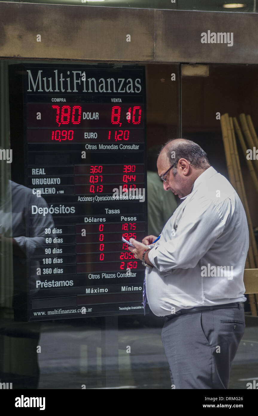 Buenos Aires, Buenos Aires, Argentine. 29 janvier, 2014. Un homme écrit vers le bas le dollar pour bien dans la ville, du quartier financier de Buenos Aires'. La présidente Cristina Fernandez de Kirchner a assoupli les restrictions sur l'achat de devises étrangères, permettant aux citoyens dont le revenu permet à ces opérations d'acheter autant que usd2000 pour l'enregistrement. © Patricio Murphy/ZUMAPRESS.com/Alamy Live News Banque D'Images