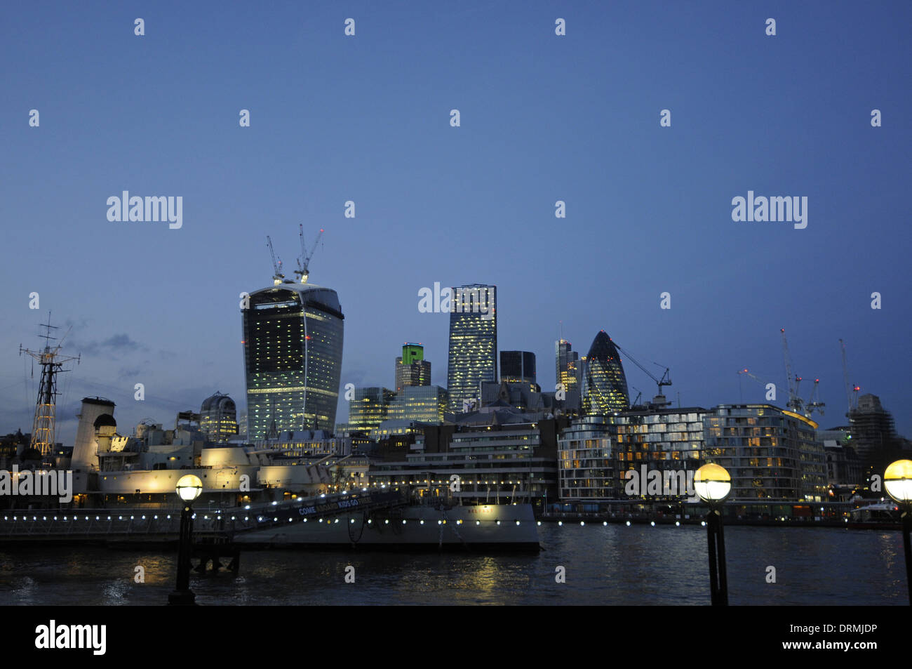 Tamise au crépuscule avec le HMS Belfast et ville de Londres Londres Angleterre Banque D'Images