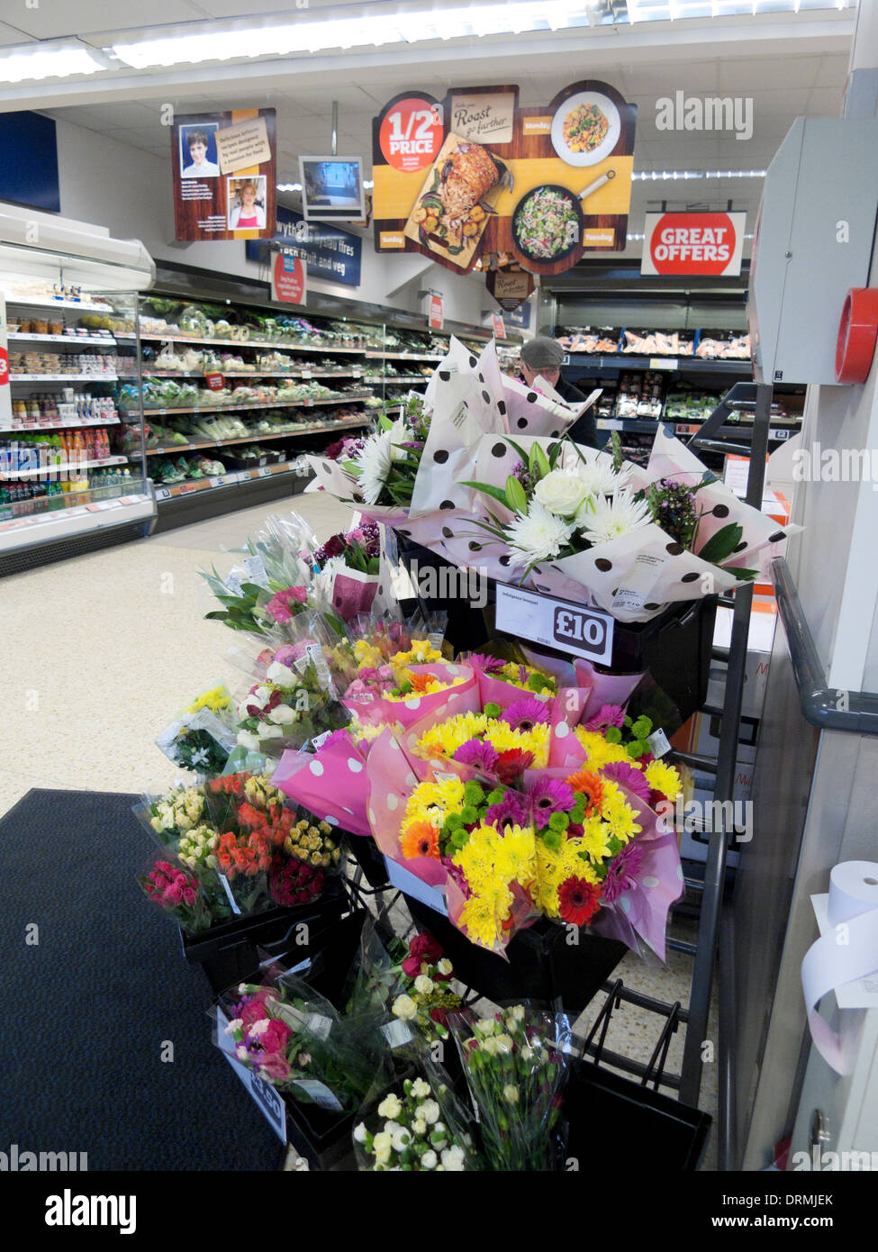 Les fleurs coupées en vente en supermarché Sainsburys Galles Lampeter UK KATHY DEWITT Banque D'Images