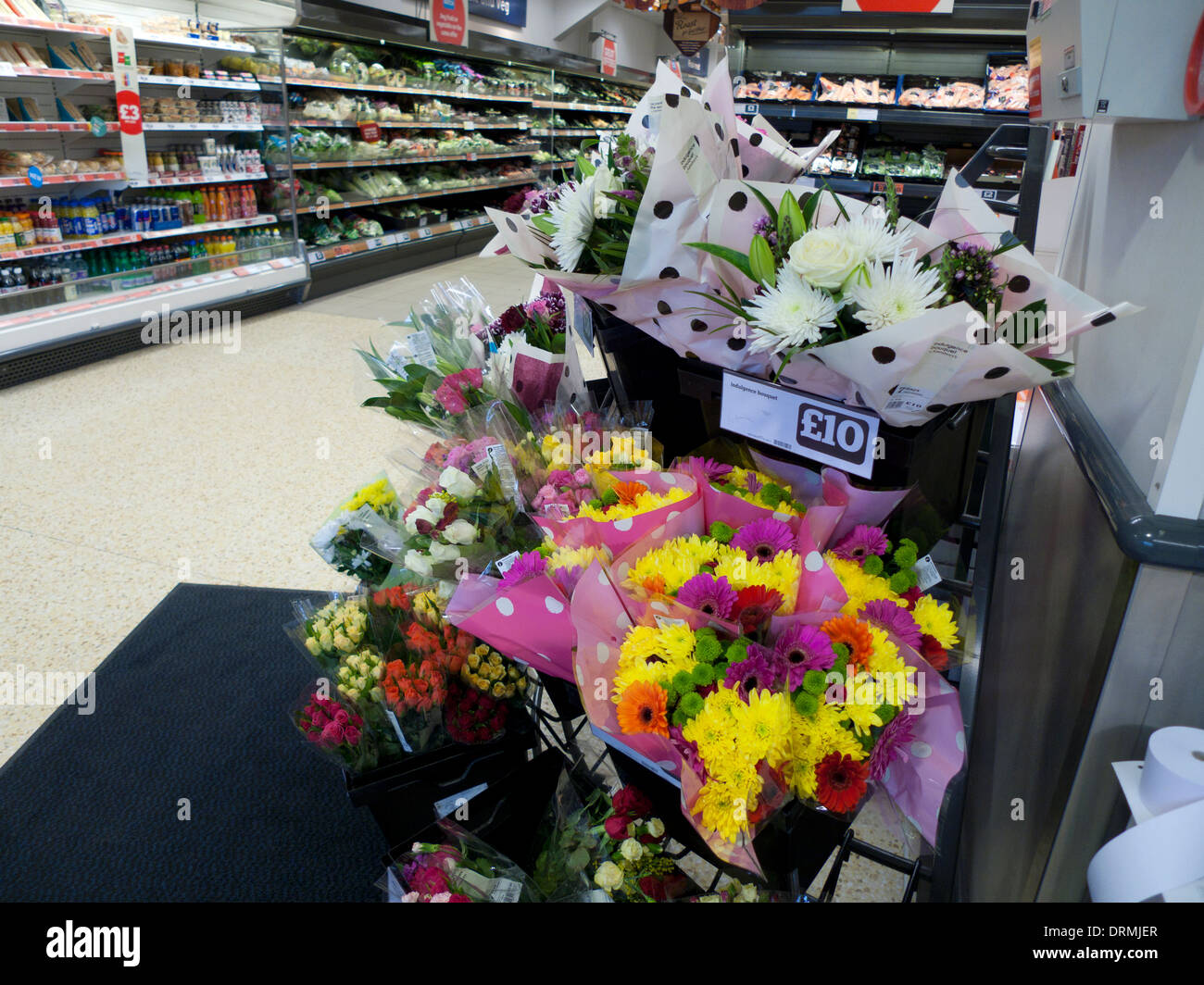 Les fleurs coupées en vente en supermarché Sainsburys Galles Lampeter UK KATHY DEWITT Banque D'Images