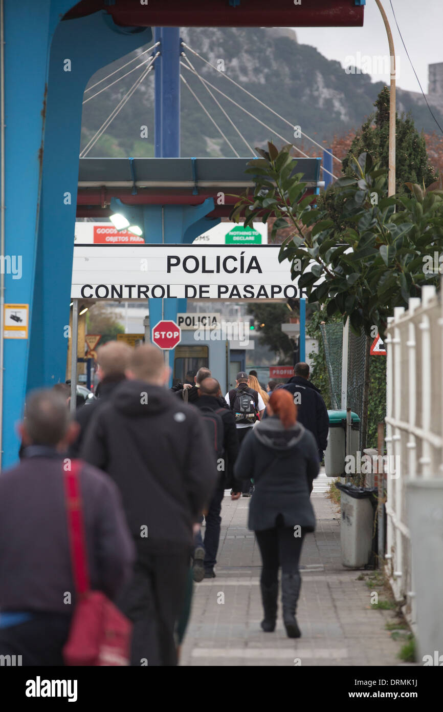 Les Douanes Police point à la frontière à La Linea entre l'Espagne et Gibraltar. Banque D'Images