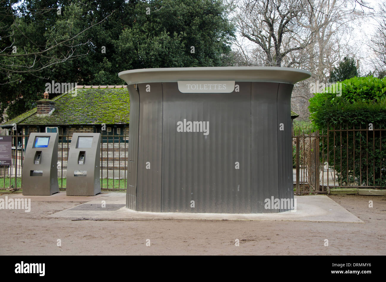 Toilettes publiques à Austerlitz Jardin Botanique, Ile de France, Paris, France. Banque D'Images