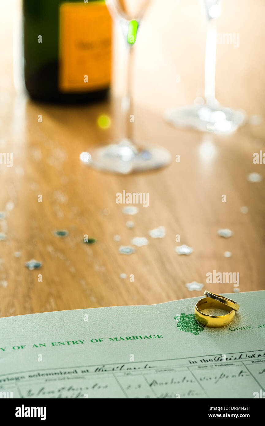 Deux anneaux d'or, couché sur un certificat de mariage. Banque D'Images