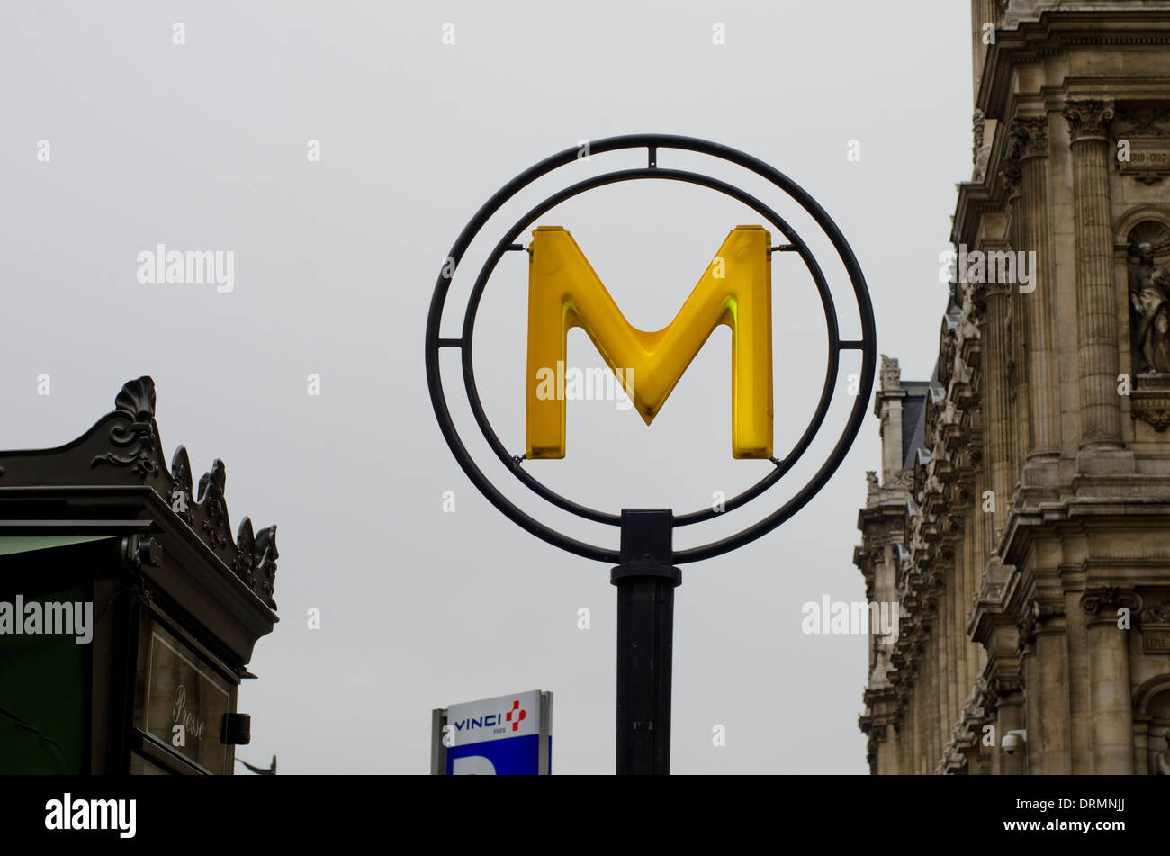 Tour moderne Metro sign in Paris, France. Banque D'Images