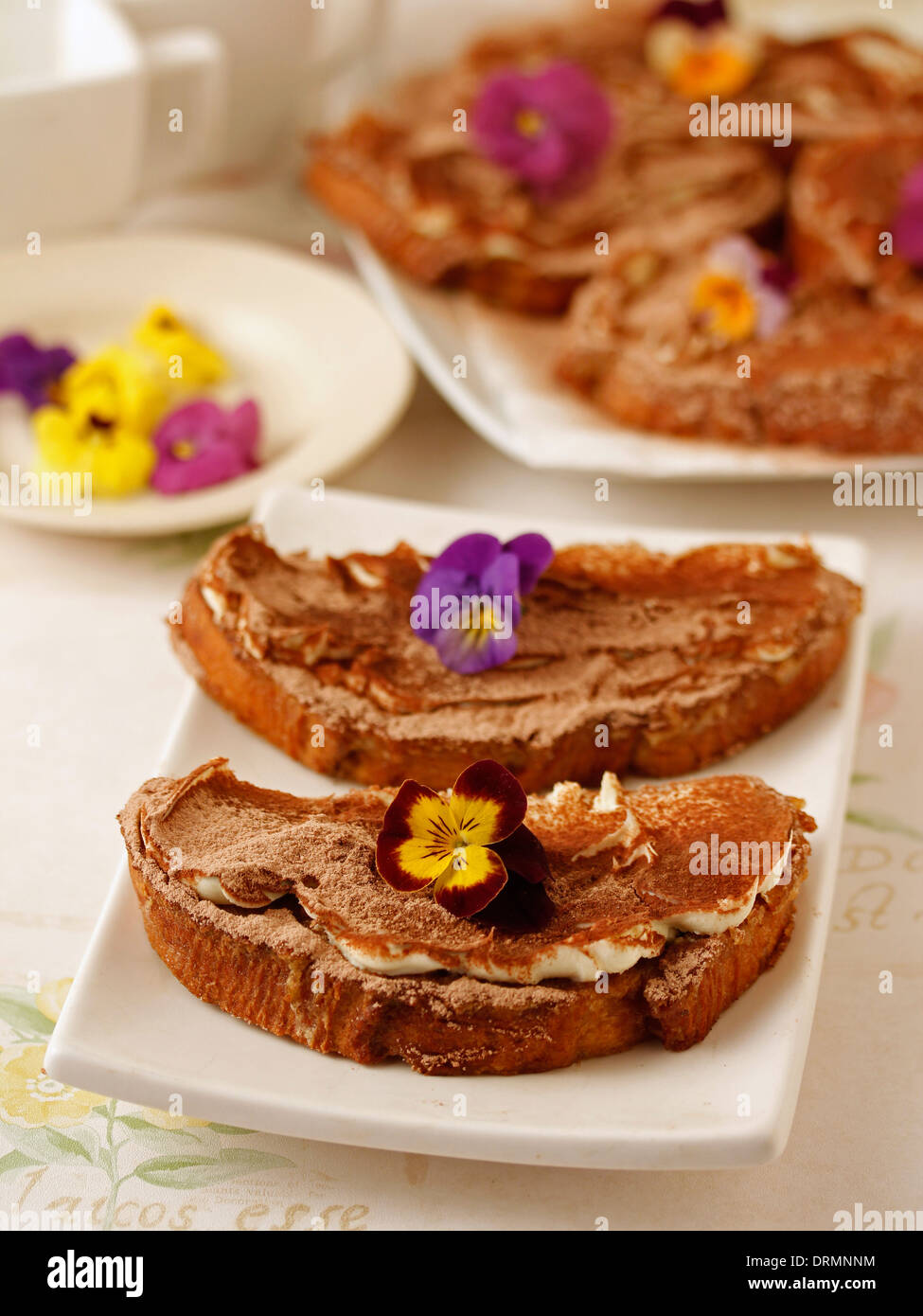 Torrijas 'Tiramisu'. Le plat traditionnel espagnol. Recette disponible. Banque D'Images