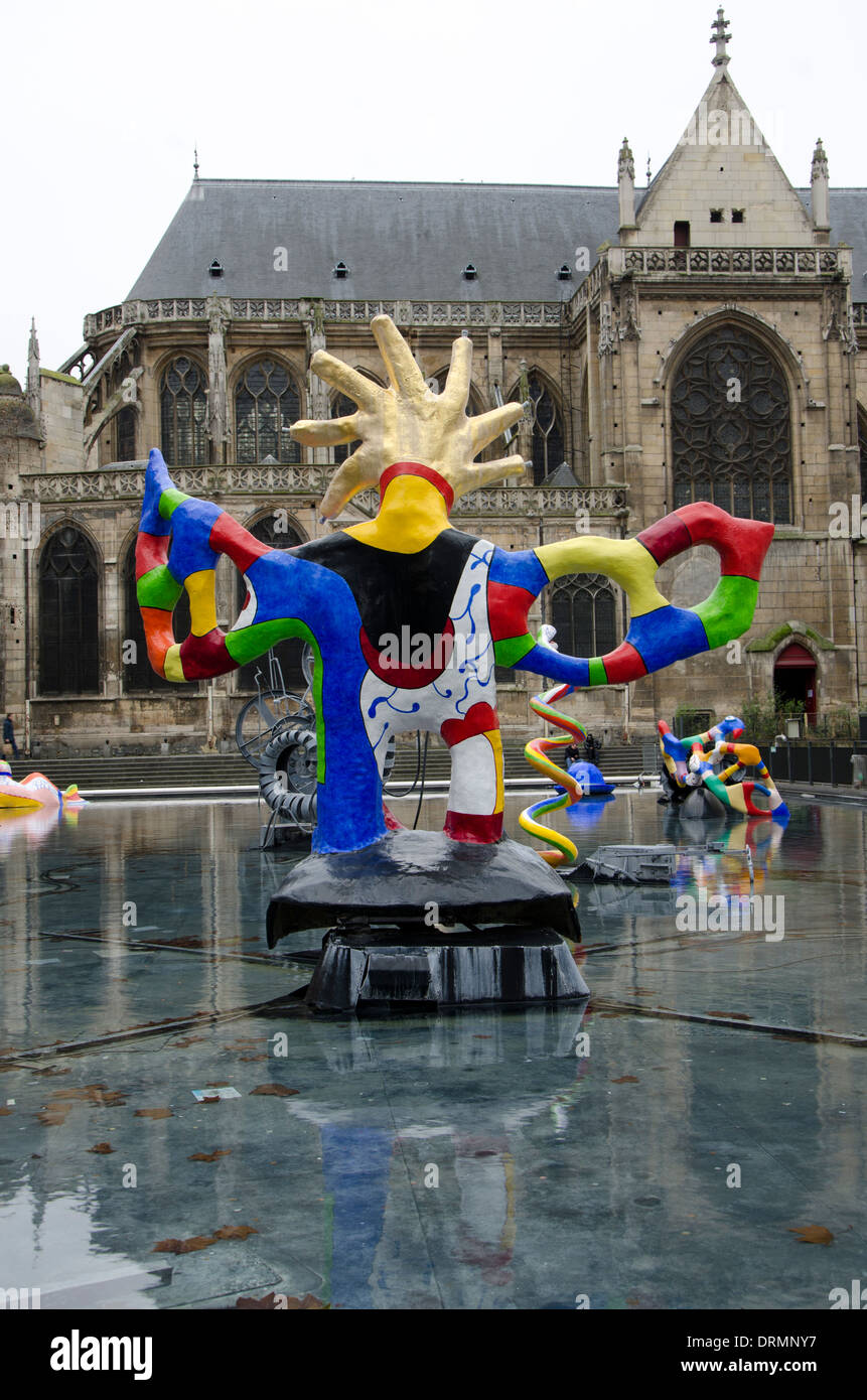 La sculpture, une partie de la fontaine Stravinsky, Centre Georges Pompidou. L'église St Merry, Paris, France. Banque D'Images