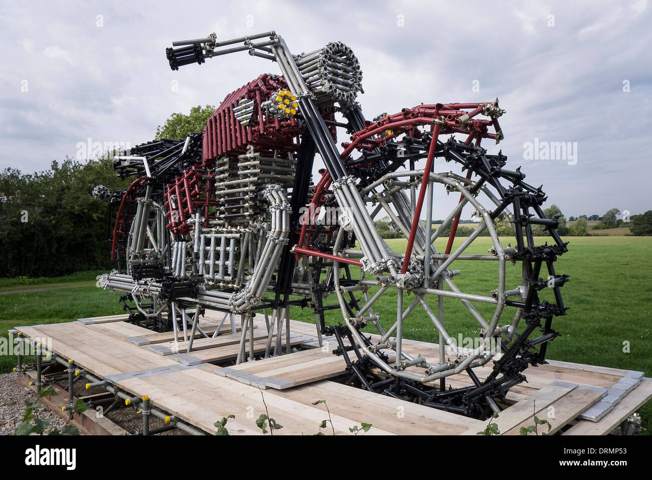 Moto artistique faite de tubes de métal Banque D'Images