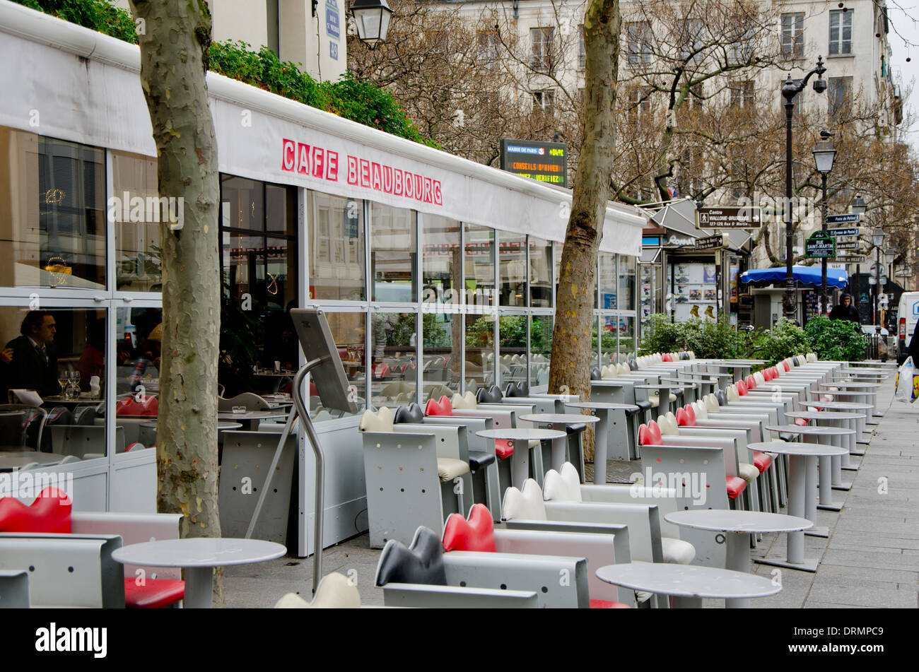 Terrasse du café Beaubourg vide en face de centre Pompidou dans le Marais, Paris, France Banque D'Images