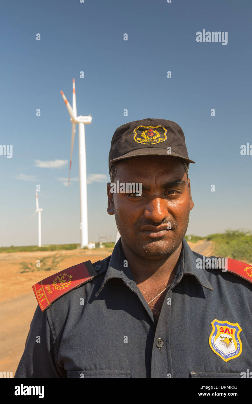 Un garde de sécurité ci-dessous les éoliennes, la plus grande partie de l'Asie centrale, l'popwer solaire Solar Park, Gujarat Banque D'Images