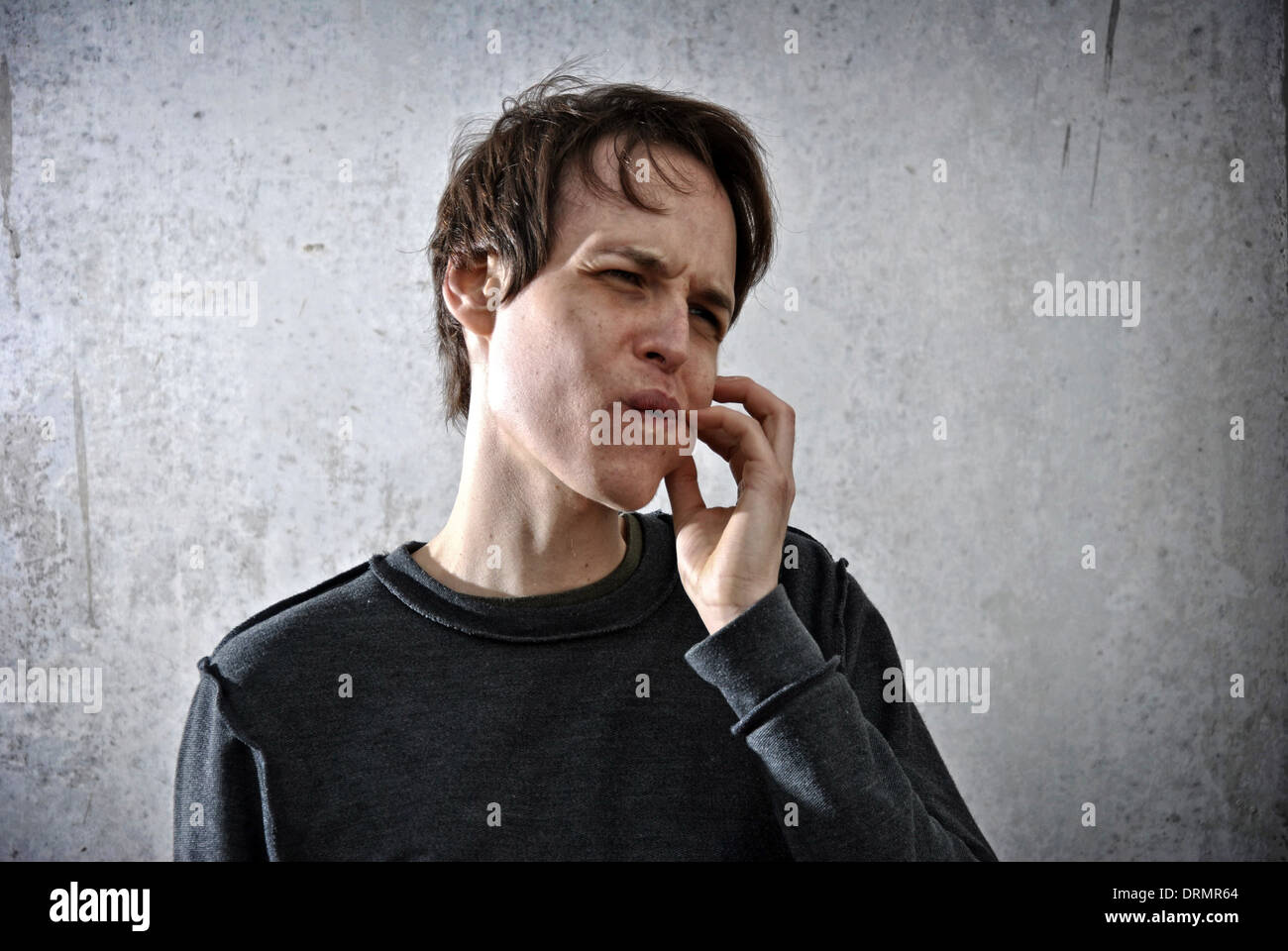 Jeune homme avec une grande douleur et gonflement du visage Photo Stock -  Alamy