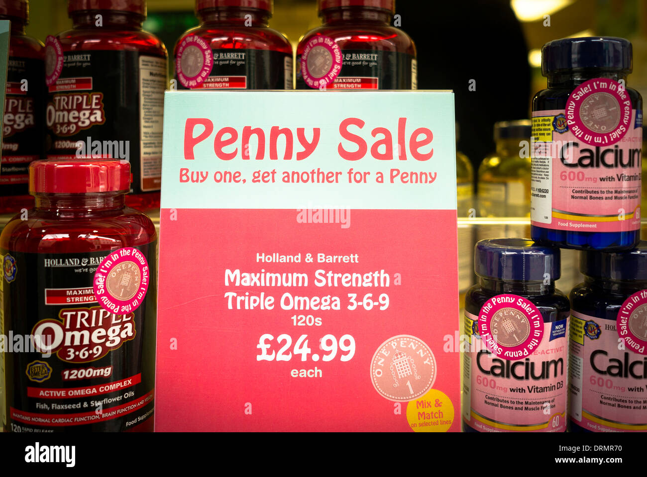 Penny Sale sign in health shop window en janvier les ventes en UK vue depuis la rue Banque D'Images