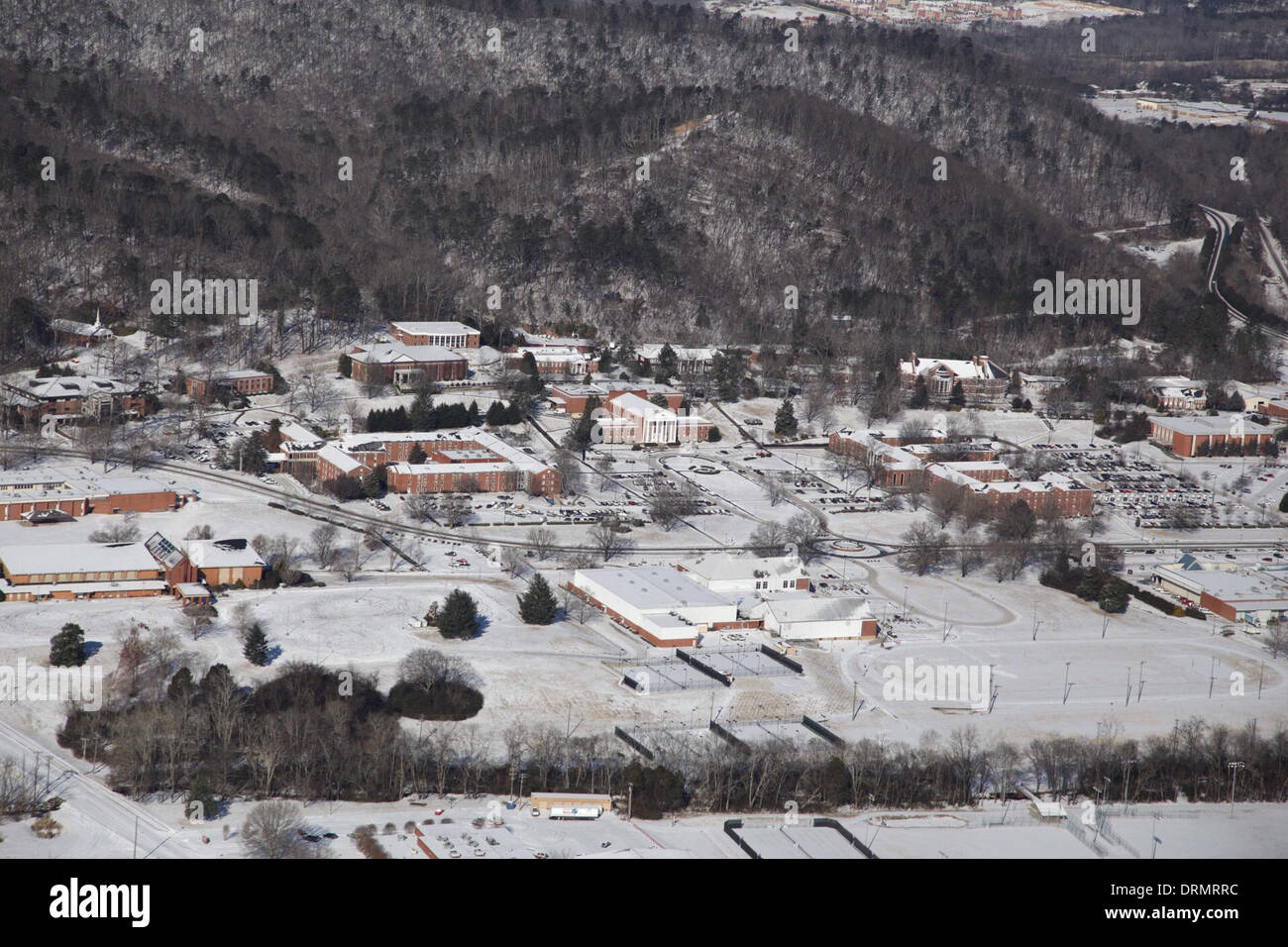 Collegedale, Tennessee, le 29 janvier, 2014. Vue aérienne de la neige qui couvre encore le campus de l'Université adventiste du Sud, un jour après une tempête de neige le 28 janvier ont recouvert une grande partie de la sud-est des États-Unis. Credit : TDP Photography/Alamy Live News Banque D'Images