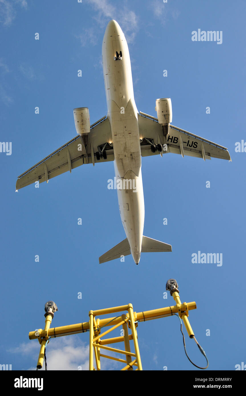Swiss Int Airlines A320 HB-IJS survole un système d'éclairage d'approche à Londres Heathrow. La SLA est une aide à la procédure de sécurité à l'atterrissage. Avion de ligne de buse Banque D'Images