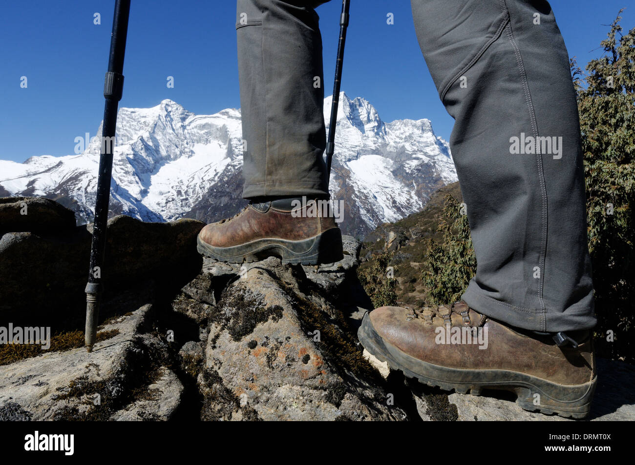Un trekkeurs bottes et les jambes sur le camp de base de l'everest trek dans l'Himalaya Banque D'Images Un trekkeurs bottes et les jambes sur le camp de base de l'everest trek dans l'Himalaya Banque D'Images