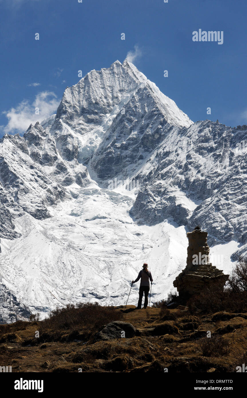 Un trekker en silhouette contre Thamserku près de Khumjung sur le camp de base de l'Everest trek Banque D'Images Un trekker en silhouette contre Thamserku près de Khumjung sur le camp de base de l'Everest trek Banque D'Images