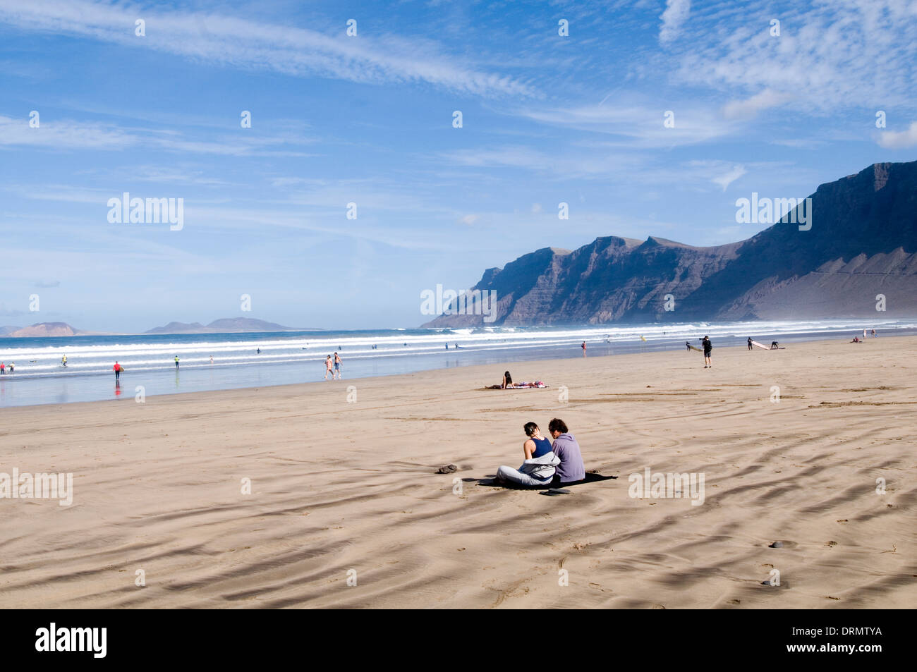Plages Plage playa Famara Lanzarote canaries canaries île grande personnes sur Big Sky skies Banque D'Images