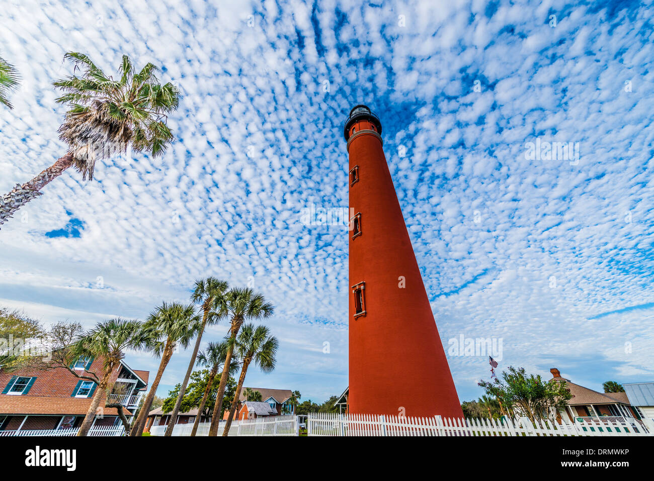Phare de Ponce Inlet Florida Lighthouse Point Park nuages babeurre le long de l'océan Atlantique plus haut phare construit en 1867 Banque D'Images