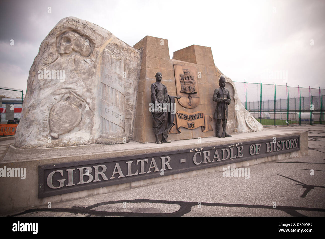 Berceau de l'histoire. Gibraltar monument à la forme de la roche à l'entrée à Gibraltar, territoire d'outre-mer du Royaume-Uni. Banque D'Images