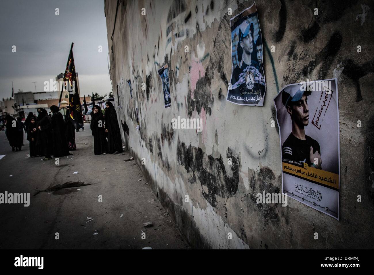 En savoir Abu, Bahreïn. 29 janvier, 2014. La fin des funérailles de martyr assassiné par balles réelles musulmane Fadil à cause de son activisme politique, à Bahreïn, le 29 janvier 2014. Credit : Ahmed Alfardan/NurPhoto ZUMAPRESS.com/Alamy/Live News Banque D'Images