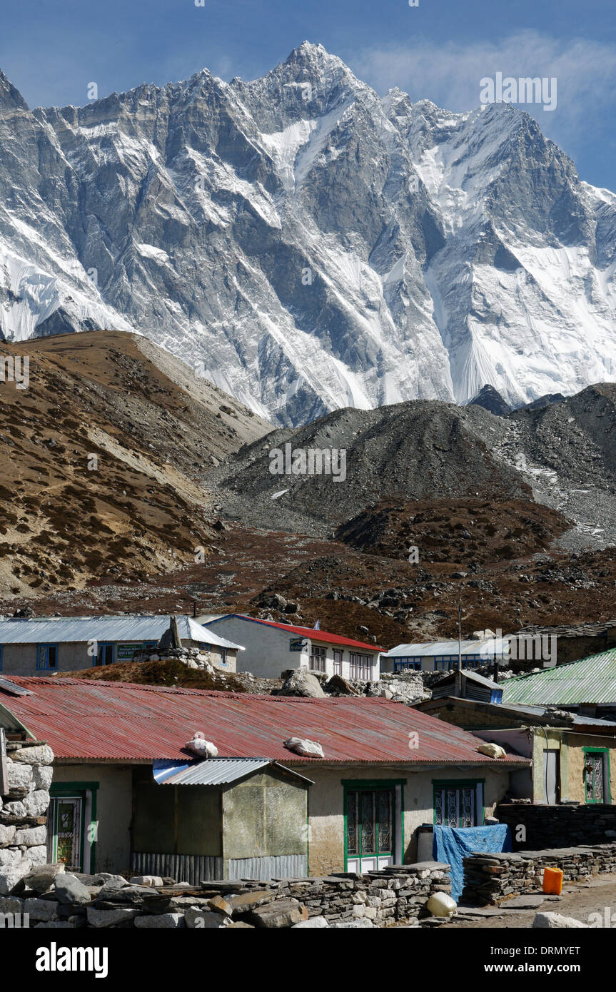 Le village de Dingboche sur le camp de base de l'Everest trek, avec la face sud du Lhotse (le 4e plus haut sommet du monde) au-delà Banque D'Images