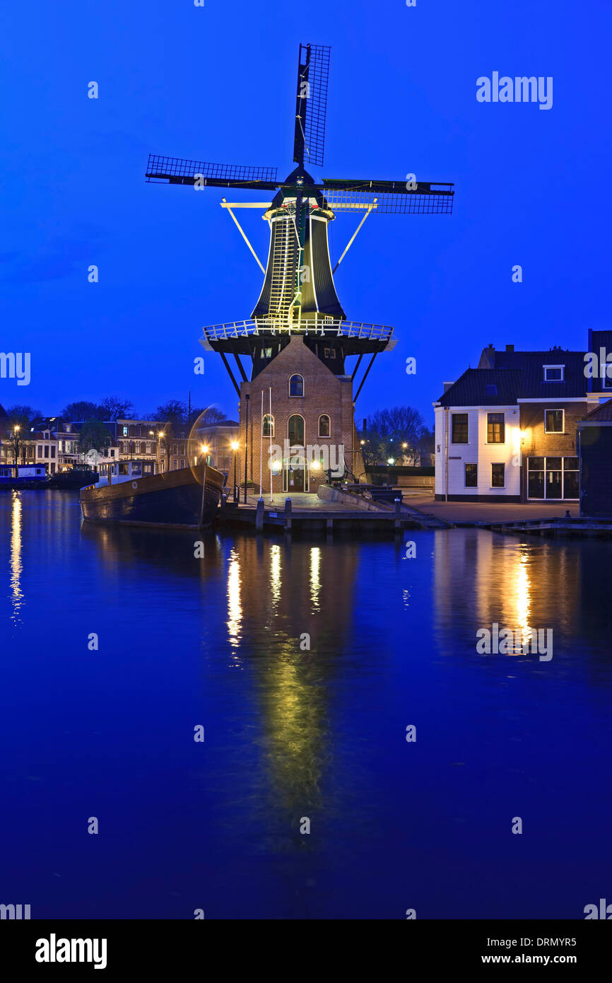 Moulin à vent et la rivière Spaarne at Twilight, Haarlem, Pays-Bas Banque D'Images