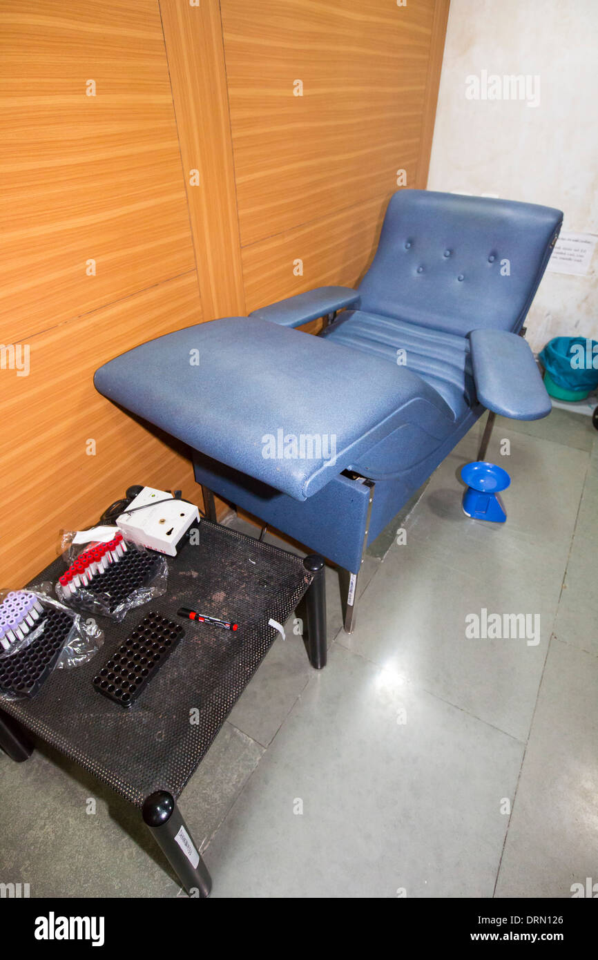 Un don de sang dans une chambre à l'hôpital du cancer spécialiste muni Seva Ashram à Goraj, près de Vadodara, Inde Banque D'Images
