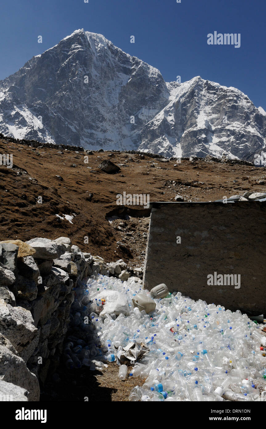 Les bouteilles en plastique problème à une maison de thé sur le camp de base de l'Everest trek Banque D'Images Les bouteilles en plastique problème à une maison de thé sur le camp de base de l'Everest trek Banque D'Images