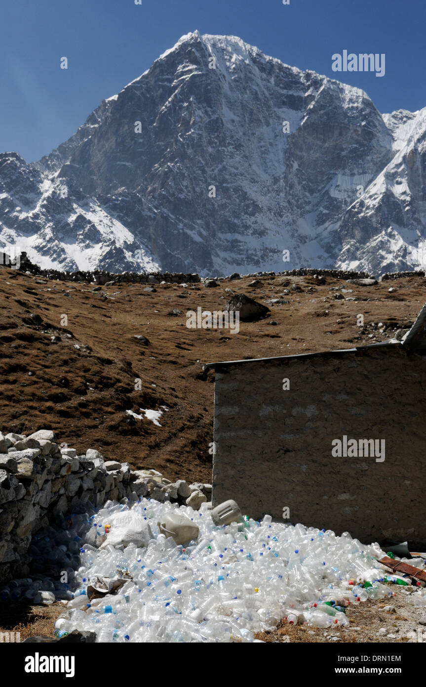 Les bouteilles en plastique problème à une maison de thé sur le camp de base de l'Everest trek Banque D'Images Les bouteilles en plastique problème à une maison de thé sur le camp de base de l'Everest trek Banque D'Images