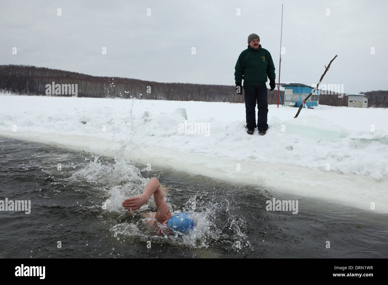 La concurrence dans la natation hivernale dans le Verkh-Neyvinsky étang près de la ville de Novouralsk Montagnes de l'Oural, en Russie. Banque D'Images