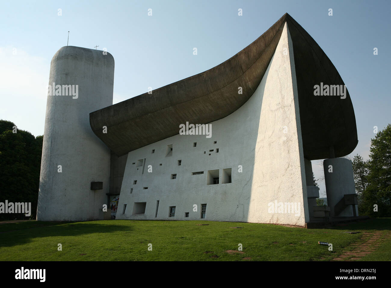 La chapelle Notre Dame du Haut conçu par l'architecte suisse Le Corbusier à Ronchamp, France. Banque D'Images