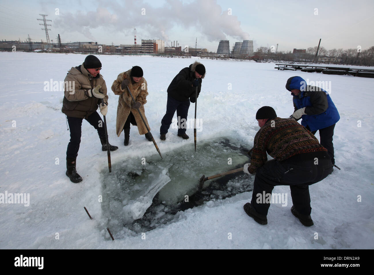 La natation hivernale à la température d'environ -20°C après la baignade dans l'Étang Verkh-Isetsky à Iekaterinbourg, Russie. Banque D'Images