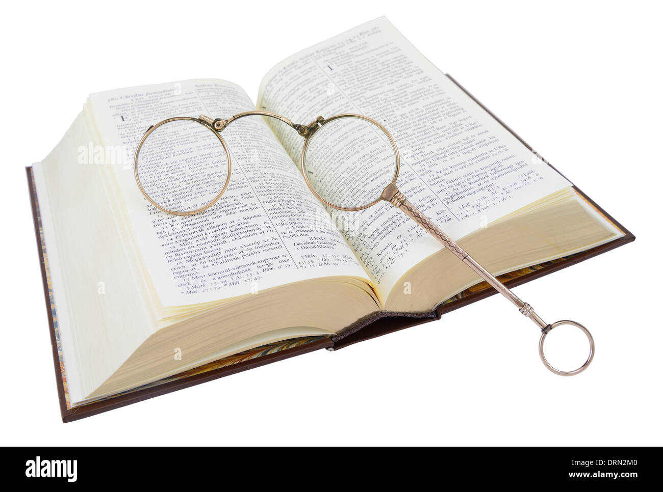 Ouvrir le Hongrois livre (bible) avec de vieilles lunettes, isolé sur blanc. Banque D'Images