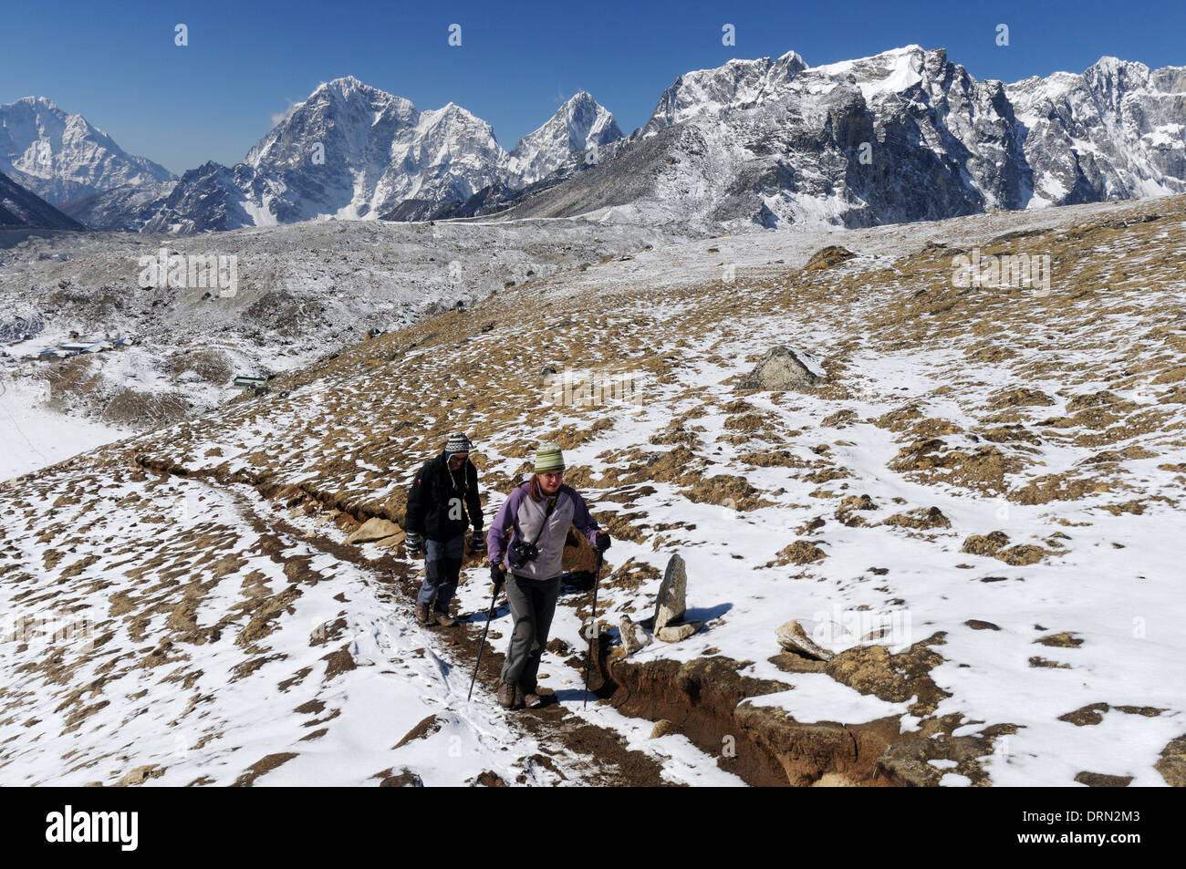 L'approche du sommet de Trekker Kala Patar à la fin de l'Everest Base Camp trek Banque D'Images L'approche du sommet de Trekker Kala Patar à la fin de l'Everest Base Camp trek Banque D'Images