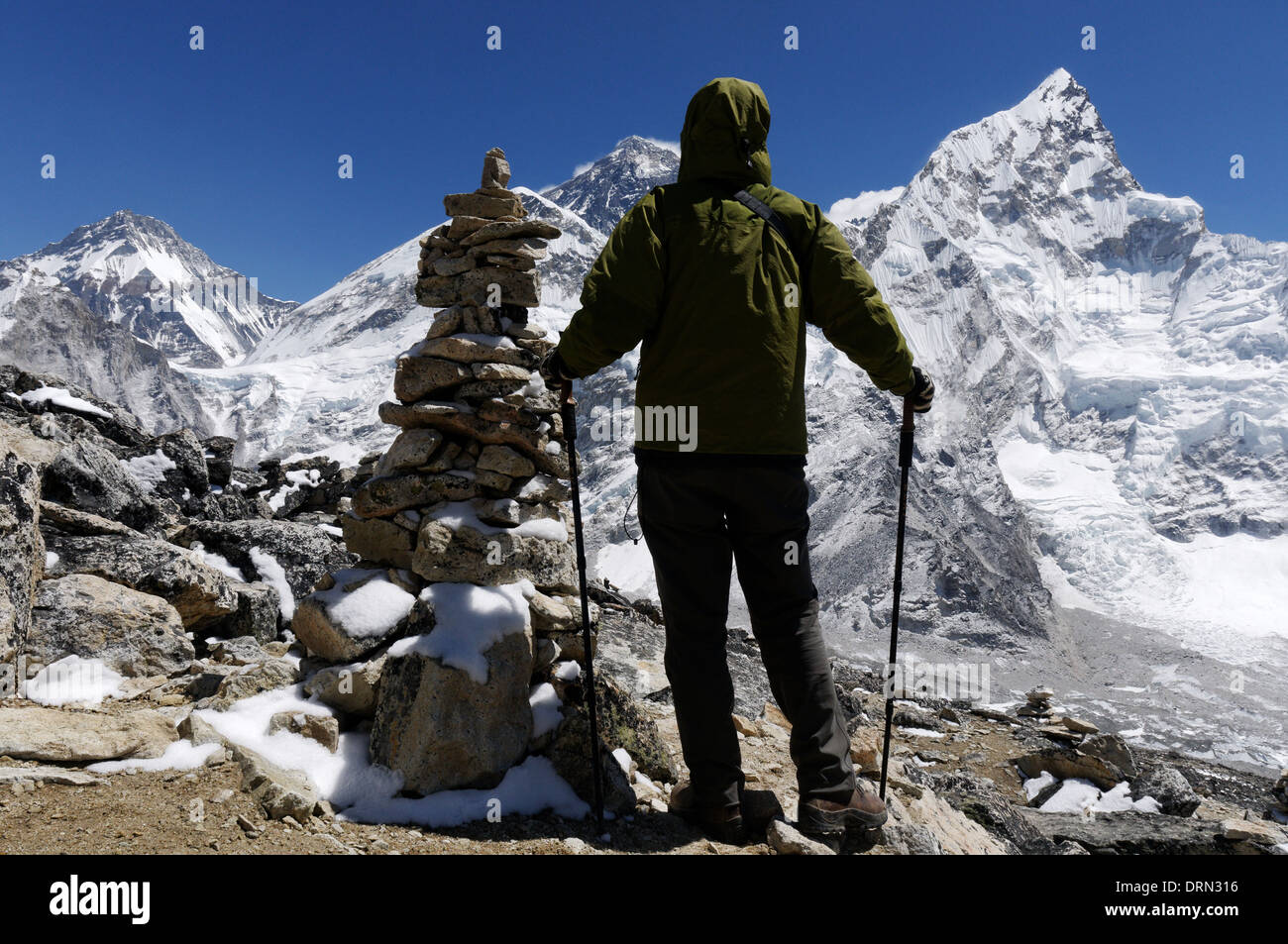 Une dame trekker sur le sommet du Kala Pattar, le point haut de l'everest trek camp de base, avec le Mont Everest au-delà Banque D'Images Une dame trekker sur le sommet du Kala Pattar, le point haut de l'everest trek camp de base, avec le Mont Everest au-delà Banque D'Images