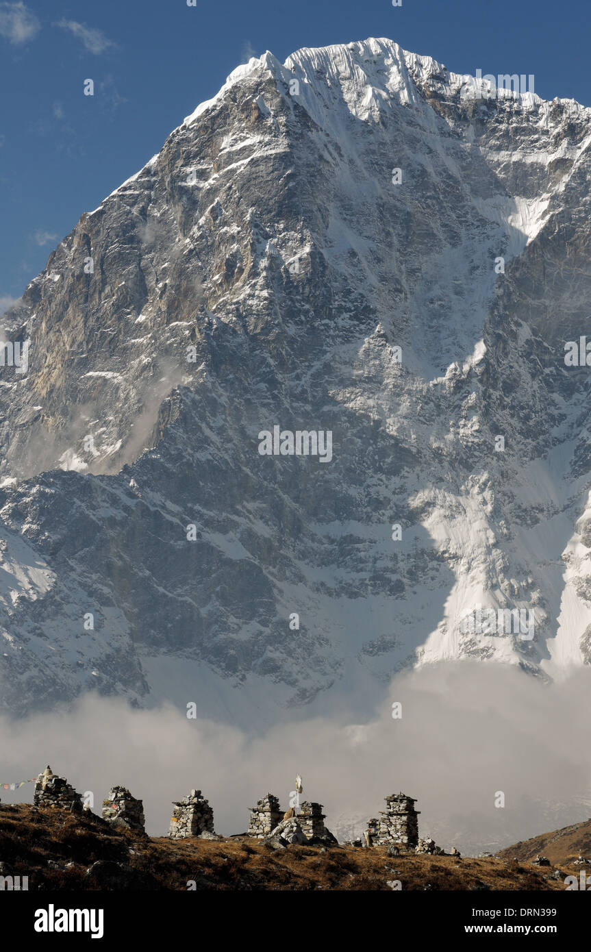 Monuments aux morts de l'Everest à Cairns, avec la face est de Taboche derrière Banque D'Images
