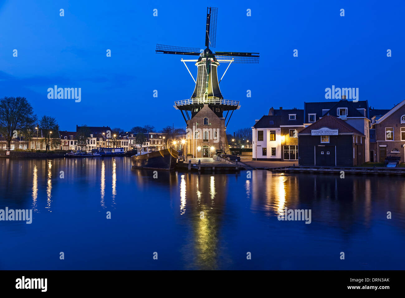 Moulin à vent et la rivière Spaarne at Twilight, Haarlem, Pays-Bas Banque D'Images