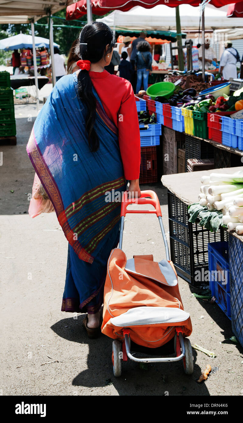 Dame élégante dans shoppeer sari,l St Denis, île de la Réunion Banque D'Images