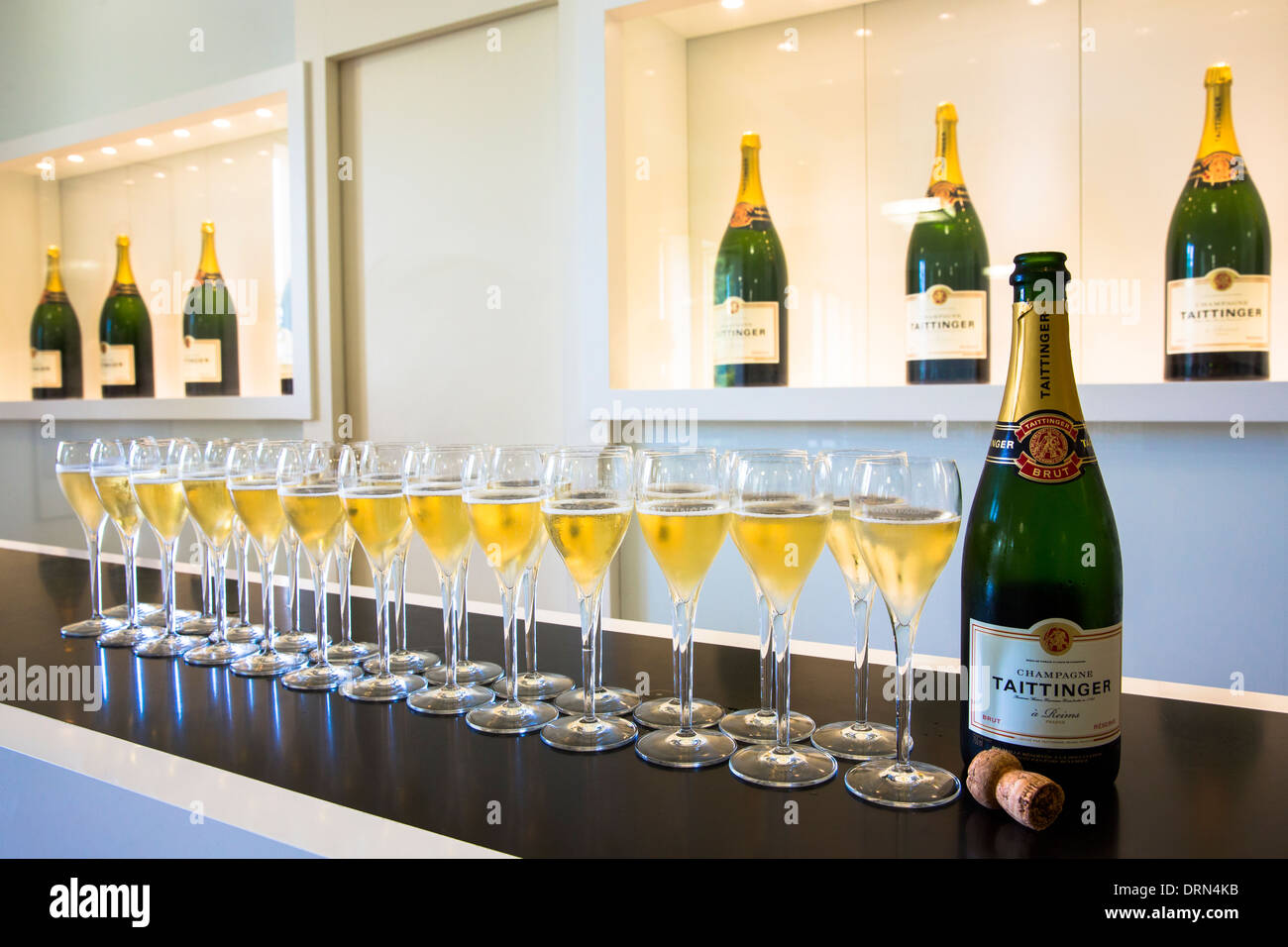 Verres de champagne versé en dégustation en champagne Taittinger à Reims dans la région champagne de France Banque D'Images