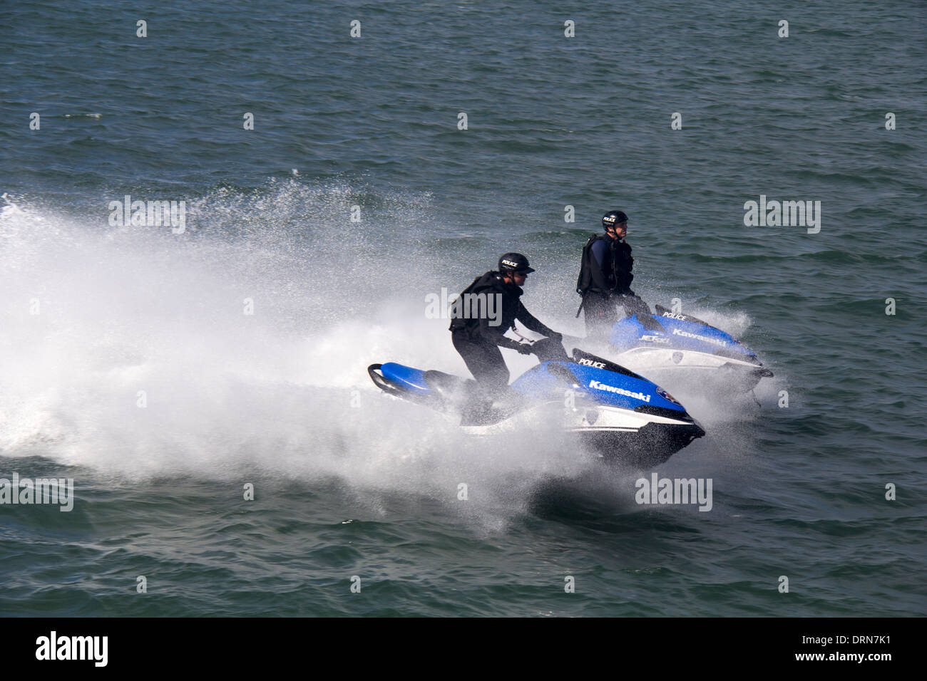 Les agents de police du comté d'Alameda sur jet skis patrouiller pendant l'America's Cup dans la baie de San Francisco, Californie, USA Banque D'Images