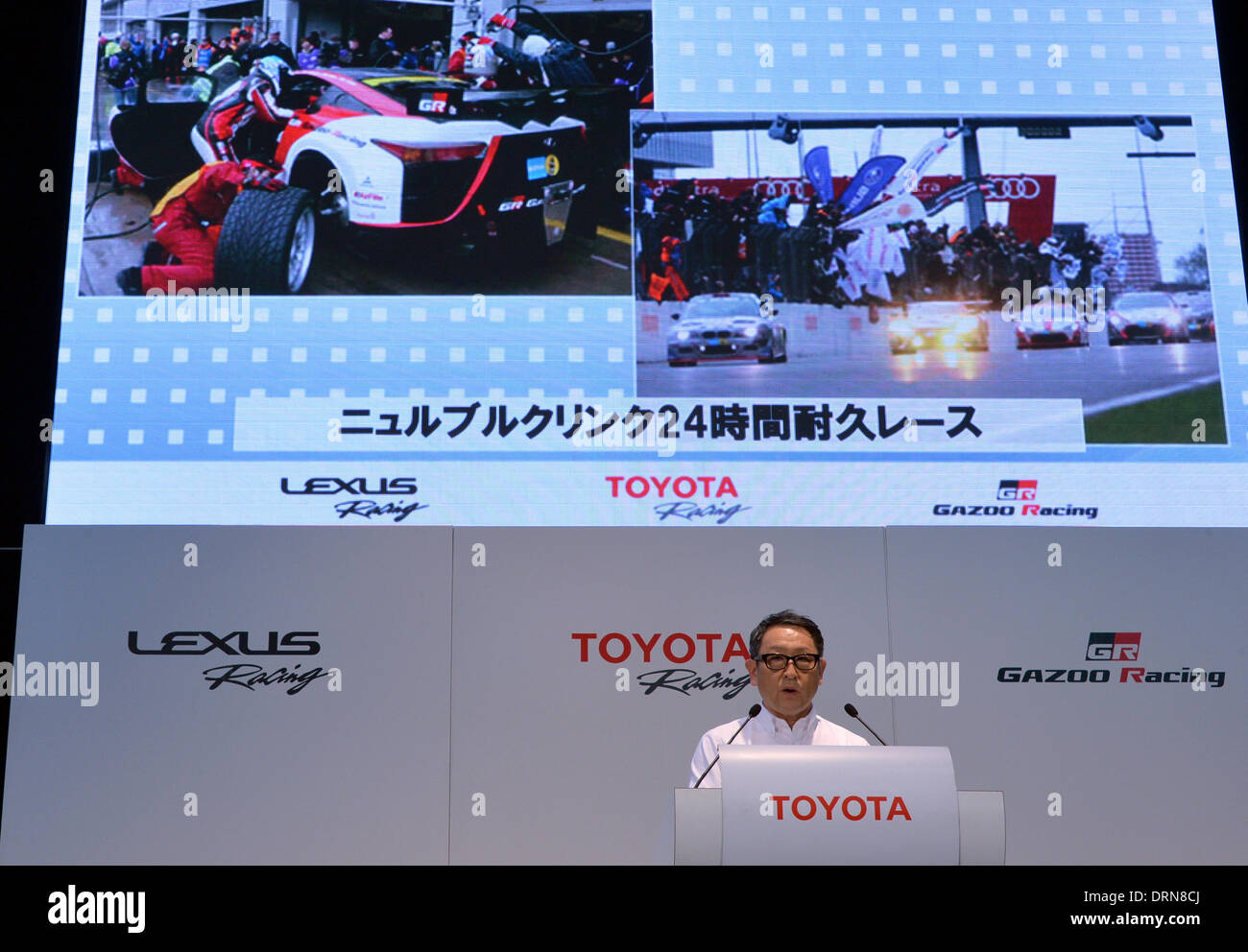 Tokyo, Japon. 30Th Jan, 2014. Le président Akio Toyoda du Japon, Toyota Motor Corp., ôte son costume d'affaires pour présenter ses activités de sport automobile pour 2014 à Tokyo. Ils comprennent la participation à la FIA World Endurance Championship et les 24 heures du Mans, la série NASCAR et la Formule Super Super GT et championnats. Toyoda a déclaré que ses activités de sport automobile de course par l'intermédiaire de Lexus et Toyota Racing ont pour but d'apporter plus de joie à plus de gens à travers l'automobile. Credit : Natsuki Sakai/AFLO/Alamy Live News Banque D'Images