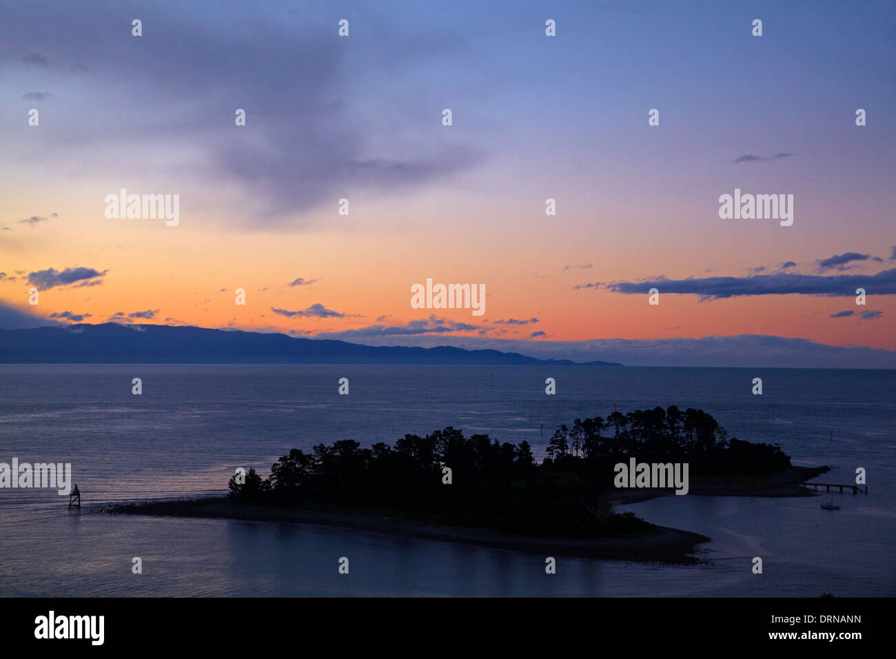 Haulashore Island et Tasman Bay au coucher du soleil, Nelson, île du Sud, Nouvelle-Zélande Banque D'Images