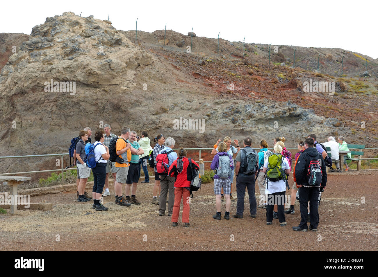 Madère au Portugal. Un guide touristique donne un briefing pré à pied d'un groupe de touristes à Ponta de Sao Lourenco Banque D'Images