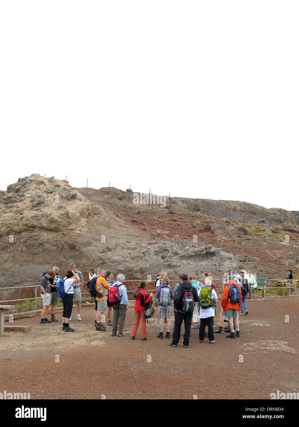 Madère au Portugal. Un guide touristique donne un briefing pré à pied d'un groupe de touristes à Ponta de Sao Lourenco Banque D'Images