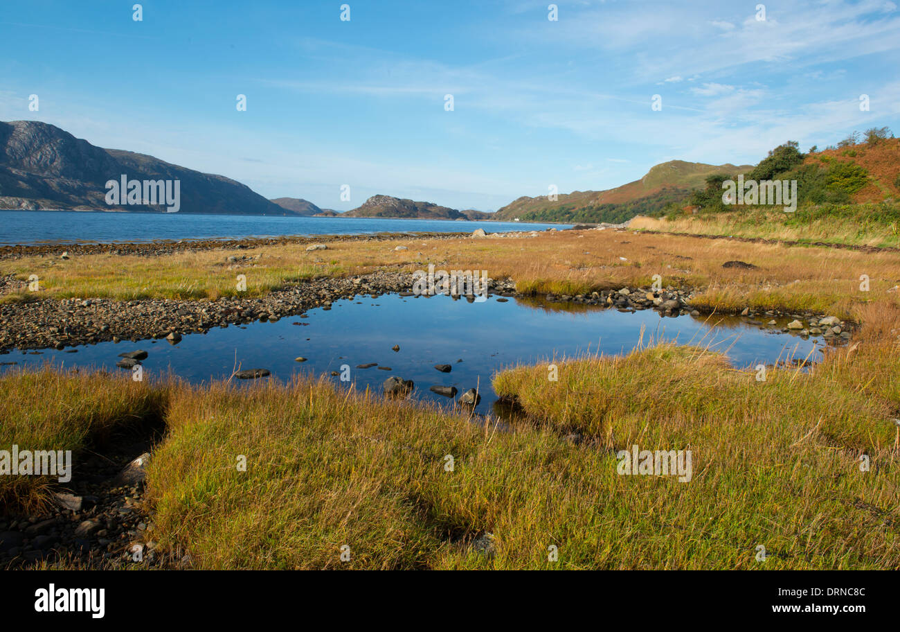 Un paysage de la baie d'inverie sur loch nevis knoydart sur la côte ouest de l'Ecosse avec un premier plan intéressant et bon sky Banque D'Images