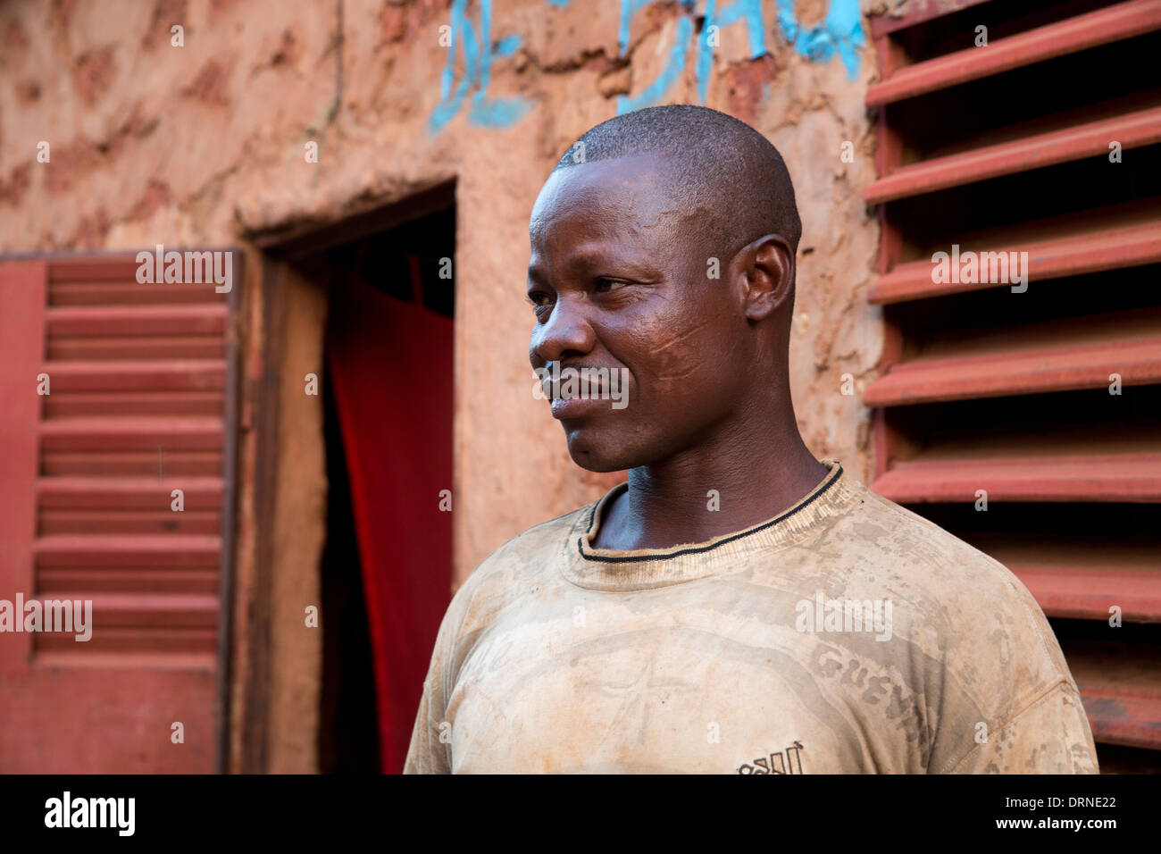 Homme debout à l'extérieur de la maison, à Bobo Dioulasso, Burkina Faso, Afrique Banque D'Images