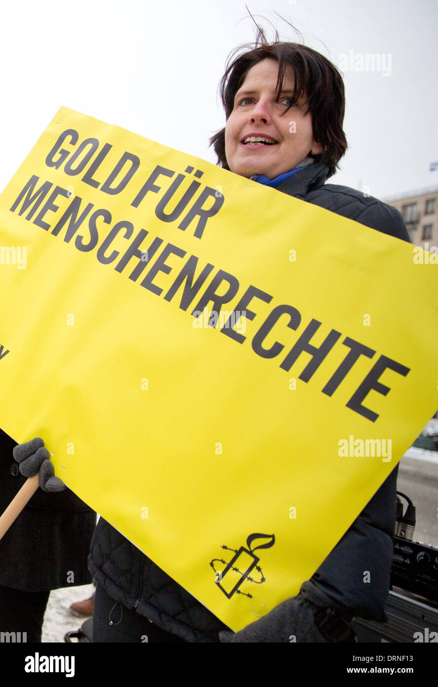 Berlin, Allemagne. 30Th Jan, 2014. Imke Duplitzer tireur allemand témoigne contre la restriction de la liberté d'association, de réunion et d'expression en Russie devant la porte de Brandebourg à Berlin, Allemagne, 30 janvier 2014. L'action de rue fait partie d'une campagne internationale d'Amnesty International en ce qui concerne les Jeux Olympiques à Sotchi. Photo : JOERG CARSTENSEN/dpa/Alamy Live News Banque D'Images