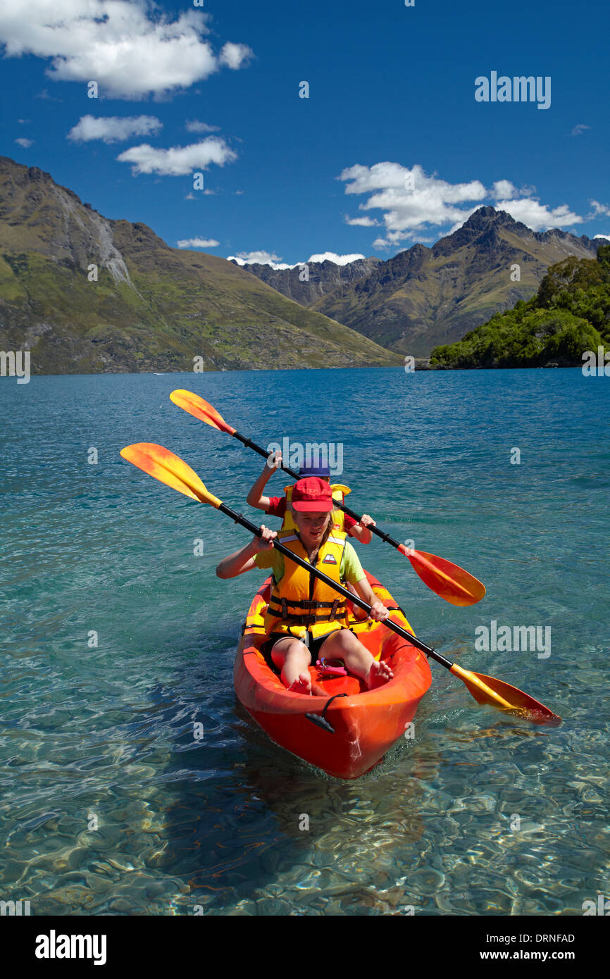 Les enfants en kayak, Sunshine Bay, Lake Wakatipu, Queenstown, Otago, île du Sud, Nouvelle-Zélande Banque D'Images